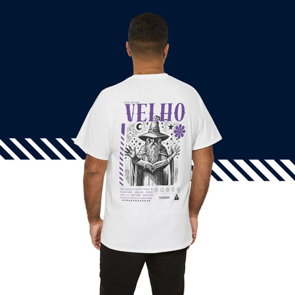 Malli valkoisessa miesten hauskat paidat Velho -selkäpainatuksessa, unisex-malli, suomipaidat.com.