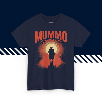 Tummansininen puuvillainen t-paita, hauskat t-paidat, suomipaidat.comin Mummo-tunnelissa-tekstipainatus, unisex-malli.