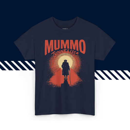 Tummansininen puuvillainen t-paita, hauskat t-paidat, suomipaidat.comin Mummo-tunnelissa-tekstipainatus, unisex-malli.