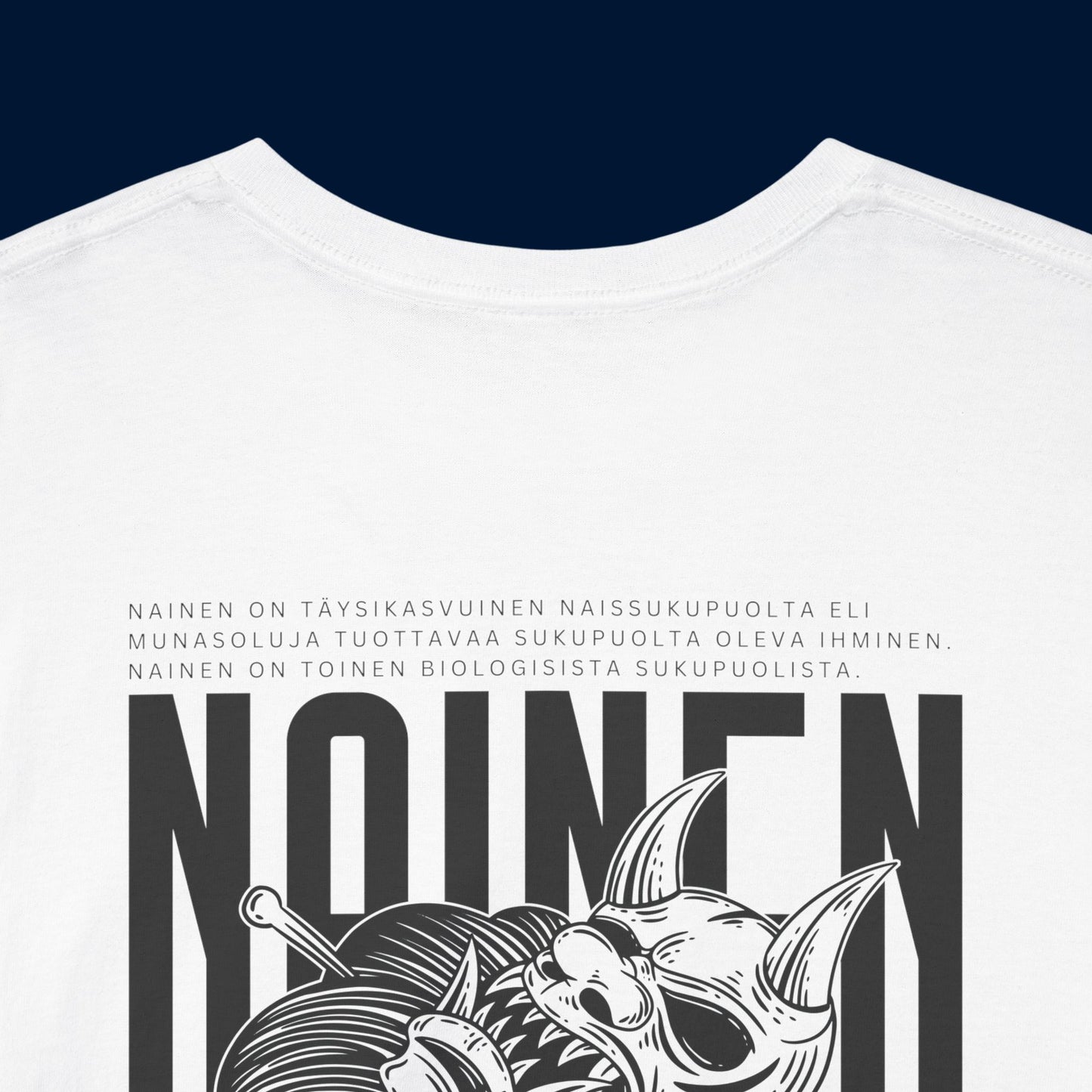 Valkoinen hauskat printtipaidat Nainen -selkäpainatus lähikuva, unisex-malli.