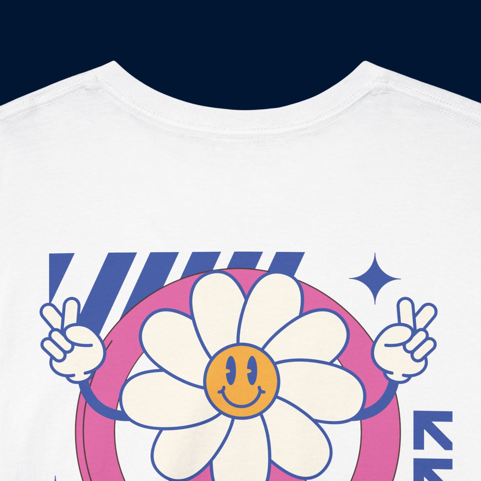 Valkoinen hauskat paidat Rauhaa ja Rakkautta -selkäpainatus lähikuva, suomi t-paidat, unisex-malli.