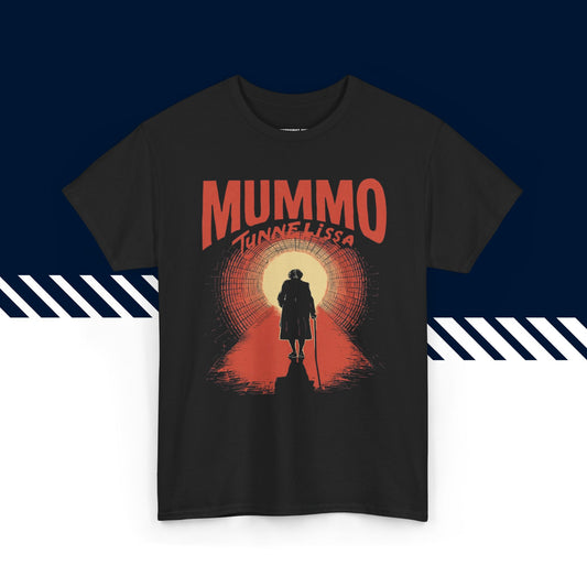 Musta puuvillainen t-paita, hauskat paidat, suomipaidat.comin Mummo-tunnelissa tekstipainatus, unisex-malli.