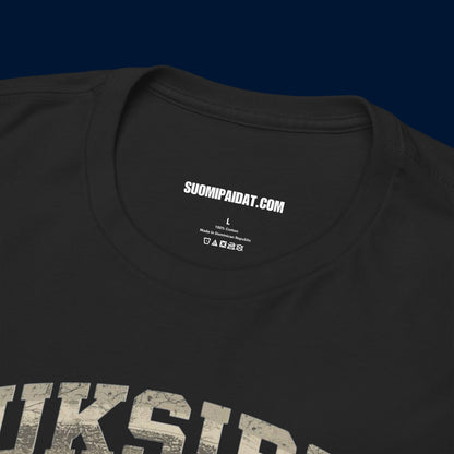 Suomipaidat.comin logolappu mustan Suksippa vittuun t-paidan sisäpuolella, 100% puuvillaa.
