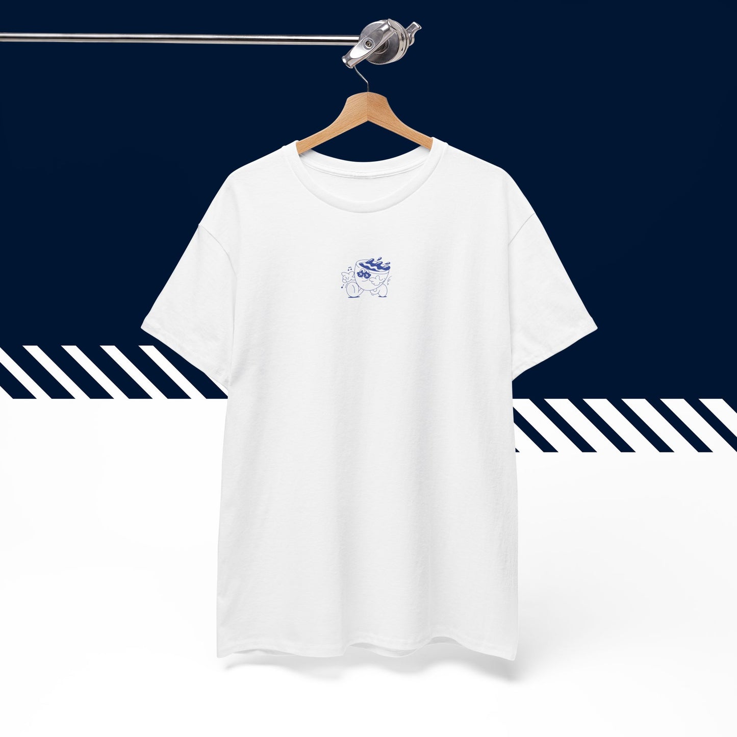 Valkoinen hauskat teksti paidat Aamukahvi -pieni etupainatus henkarilla, unisex-malli.