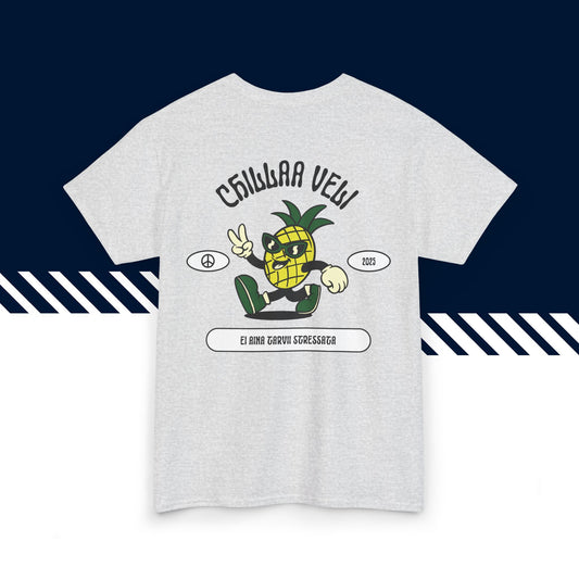 Harmaa hauskat t-paidat, hauska paita, suomalainen katumuoti paita painatus, Chillaa veli -selkäkuvio, unisex-malli.