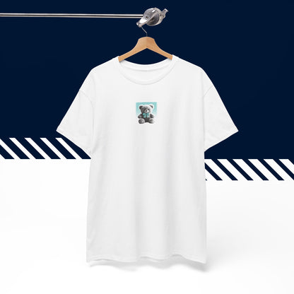 Valkoinen hauskat t-paidat Liian söpö -pieni etupainatus henkarilla, unisex-malli, suomipaidat.com.