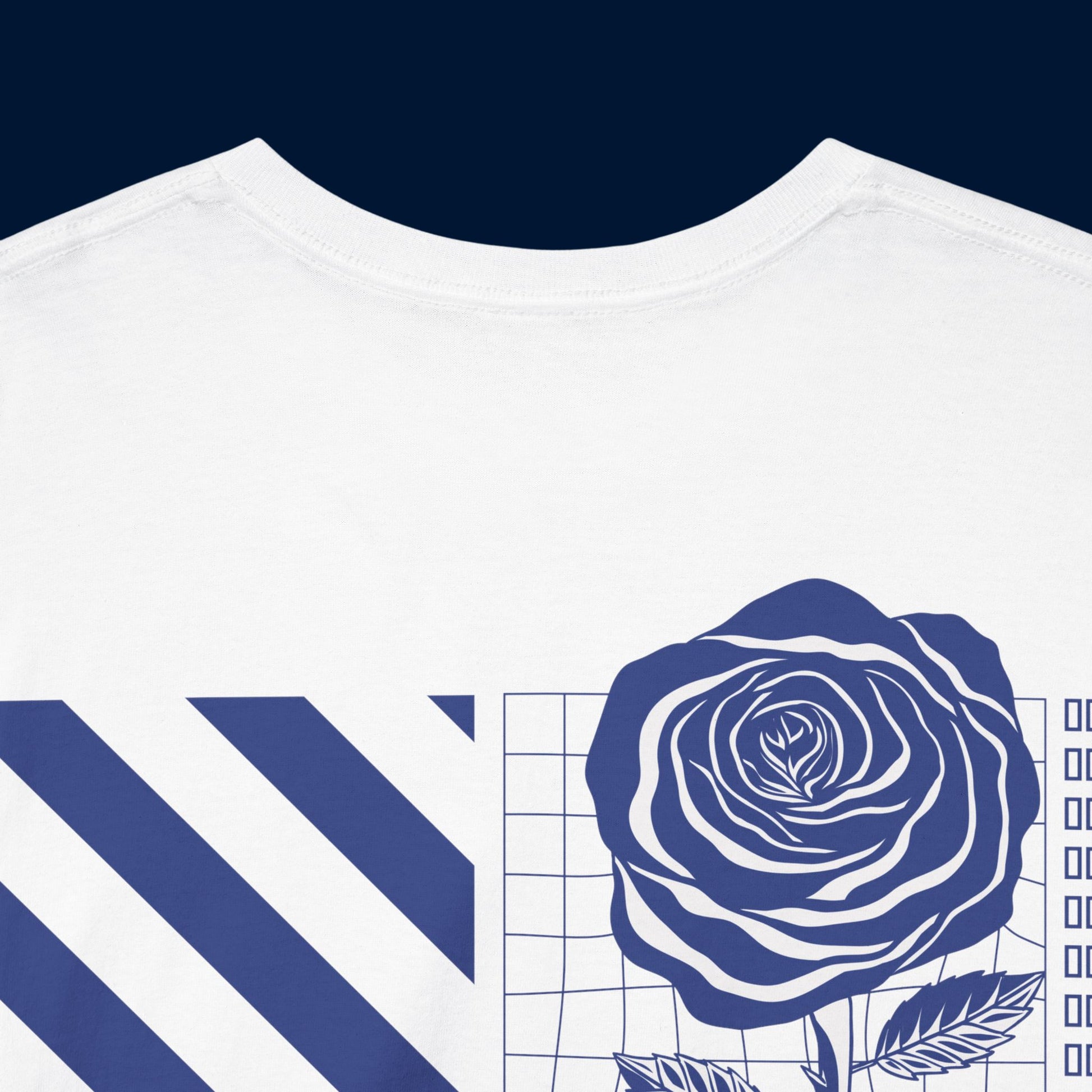 Valkoinen hauskat paidat Ruusupaita -selkäpainatus lähikuva, suomi t-paidat, unisex-malli.