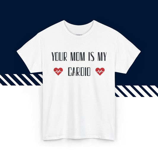 Valkoinen puuvillainen t-paita, hauskat paidat, suomipaidat.comin Your Mom -tekstipainatus, unisex-malli.