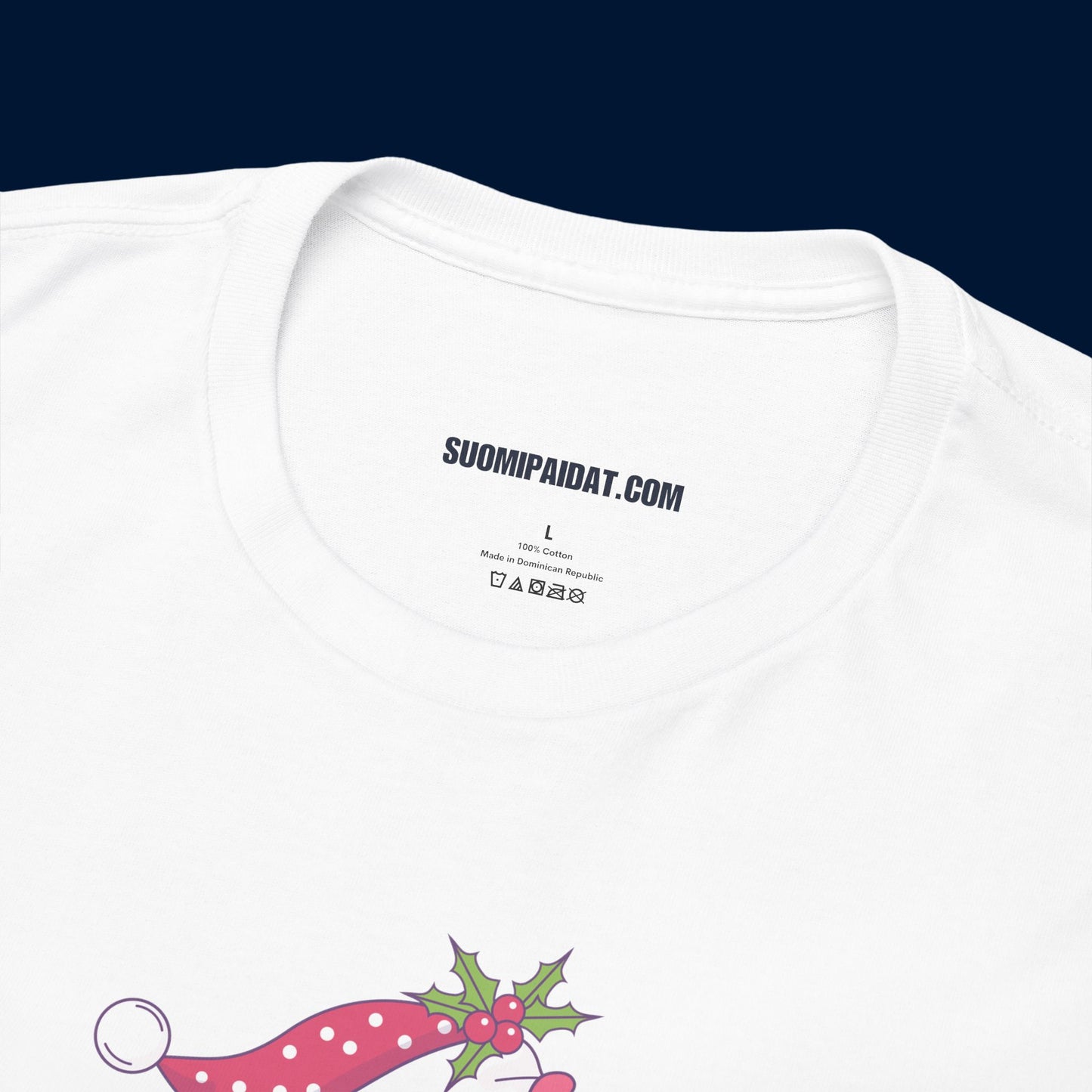 Suomipaidat.comin logolappu valkoisen Erilainen joulu t-paidan kauluksen takaosassa, 100% puuvillaa.