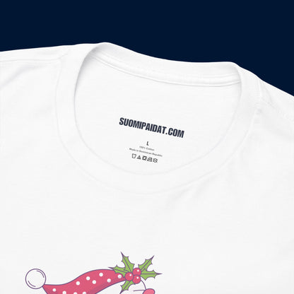 Suomipaidat.comin logolappu valkoisen Erilainen joulu t-paidan kauluksen takaosassa, 100% puuvillaa.