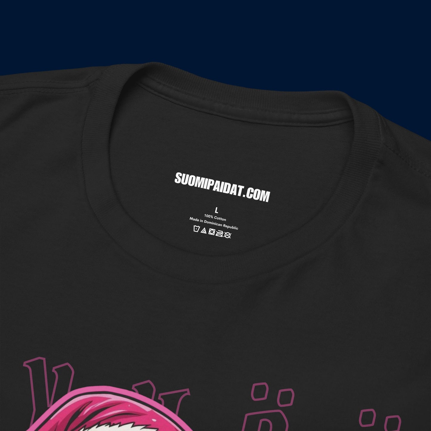 Suomipaidat.comin logolappu mustan Pinkki pukki t-paidan kauluksen takaosassa, 100% puuvillaa.