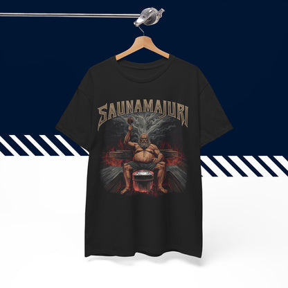 Musta puuvillainen suomi paita, Saunamajuri-tekstipainatus henkarilla, unisex-malli.