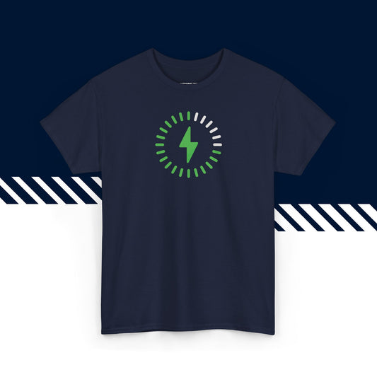 Tummansininen puuvillainen t-paita, hauskat paidat, suomipaidat.comin Charging-kuvio, unisex-malli.