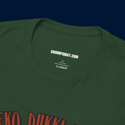 Suomipaidat.comin logolappu tummanvihreän Joulufiilis aktivoitu t-paidan kauluksen takaosassa, 100% puuvillaa.