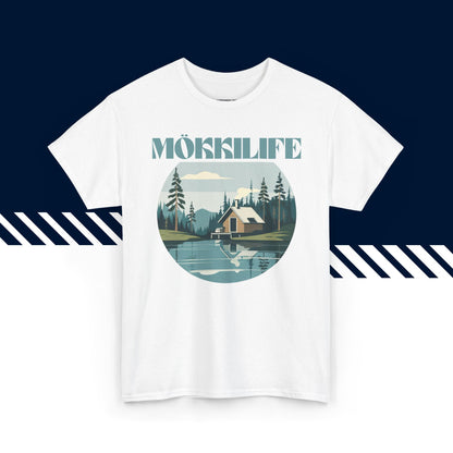 Valkoinen puuvillainen t-paita, hauskat paidat, suomipaidat.comin Mökkilife-tekstipainatus, unisex-malli.