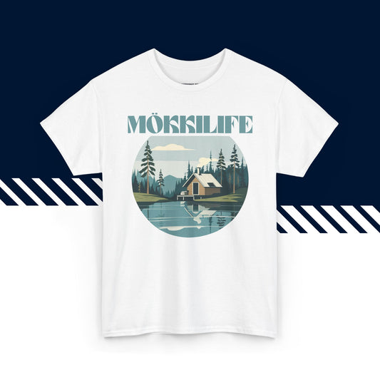 Valkoinen puuvillainen t-paita, hauskat paidat, suomipaidat.comin Mökkilife-tekstipainatus, unisex-malli.