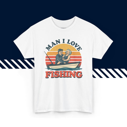Valkoinen puuvillainen t-paita, hauskat paidat, suomipaidat.comin Man I Love Fishing -teksti ja kuvio, unisex-malli.