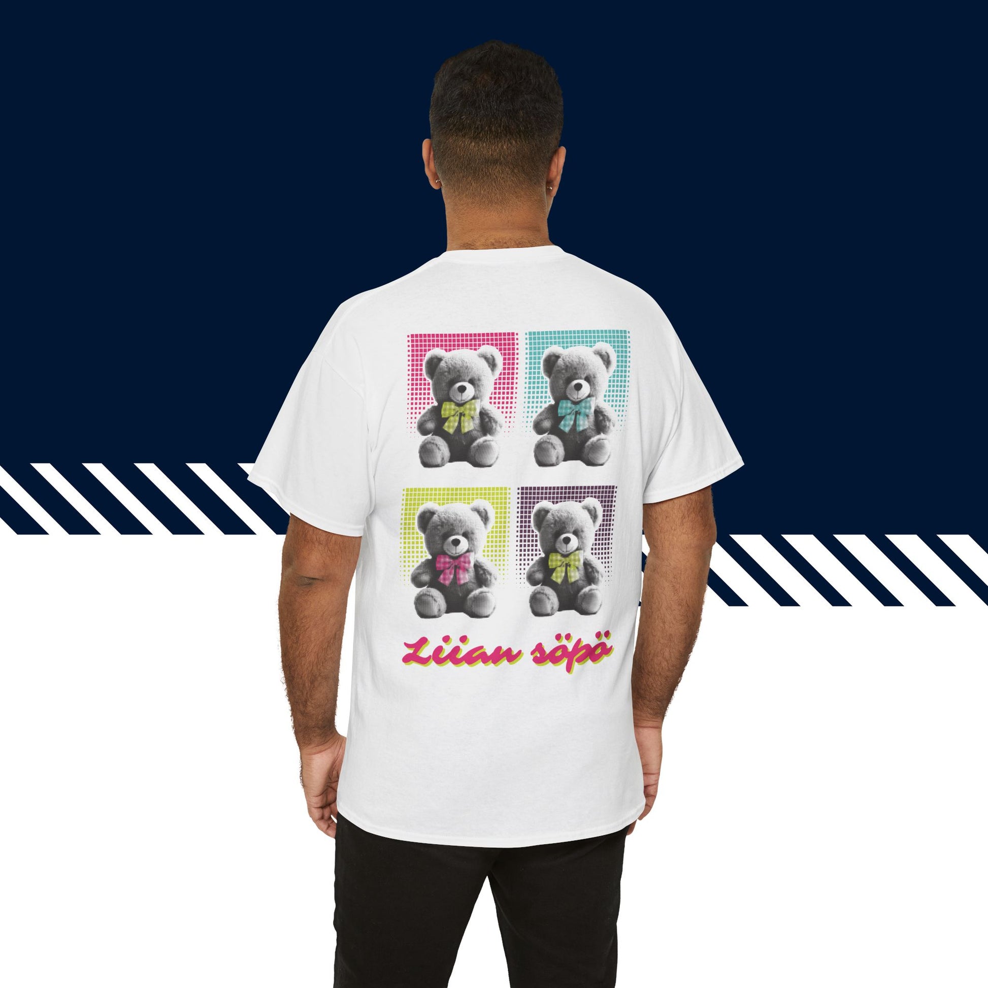 Malli pukeutuneena valkoiseen hauskat paidat Liian söpö -selkäpainatukseen, unisex-malli, suomipaidat.com.