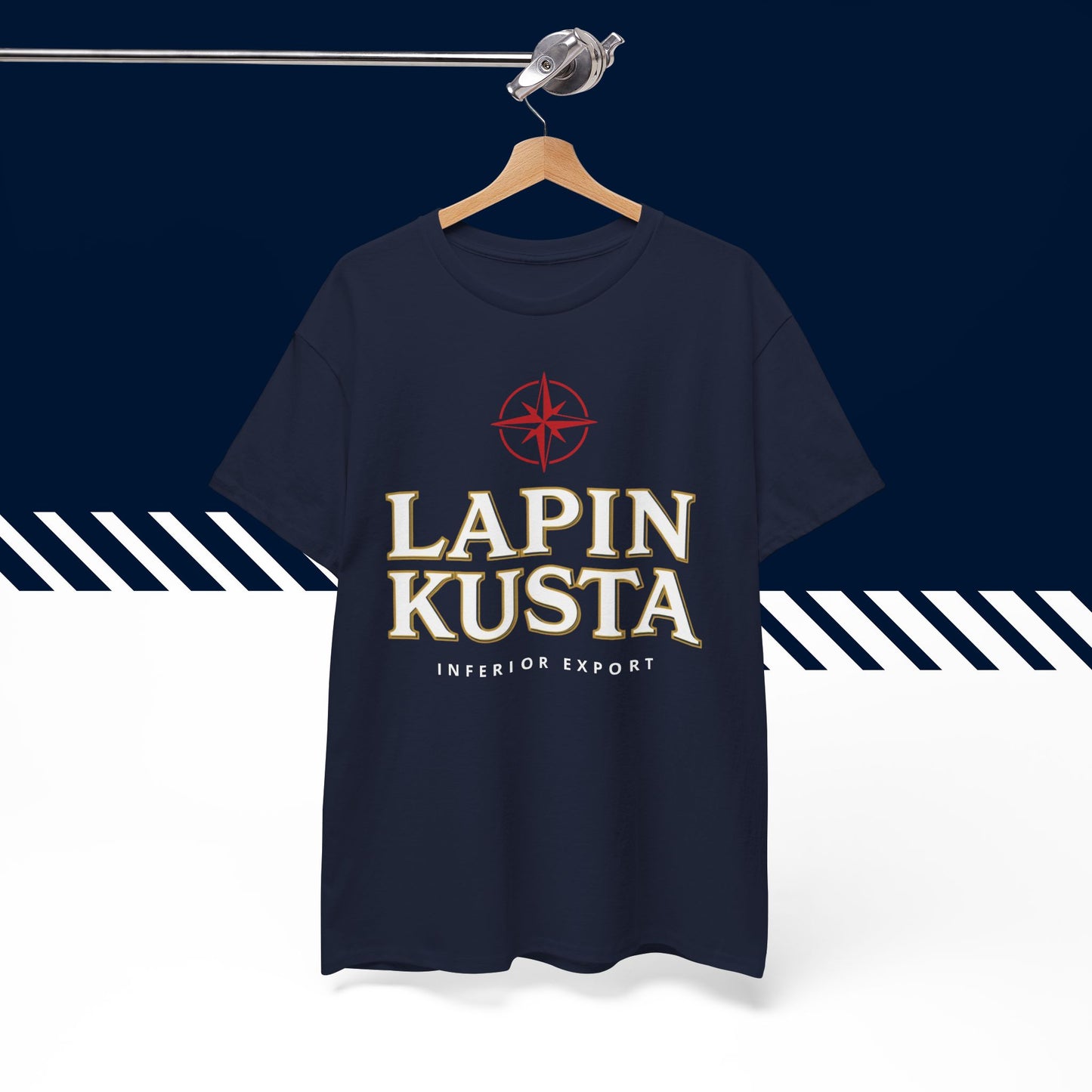 Tummansininen puuvillainen suomi paita, Lapin Kusta -tekstipainatus, henkarilla, unisex-malli.