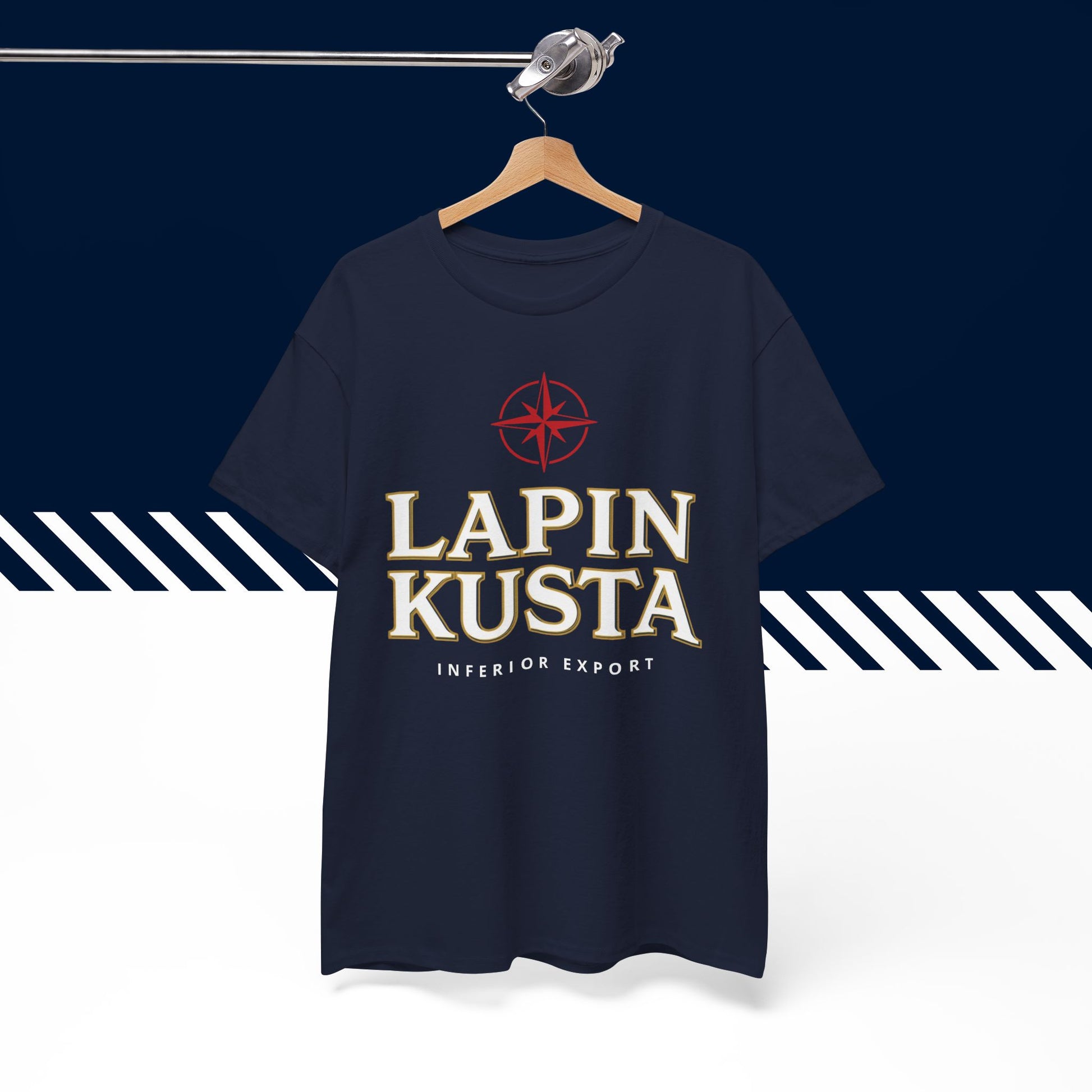 Tummansininen puuvillainen suomi paita, Lapin Kusta -tekstipainatus, henkarilla, unisex-malli.