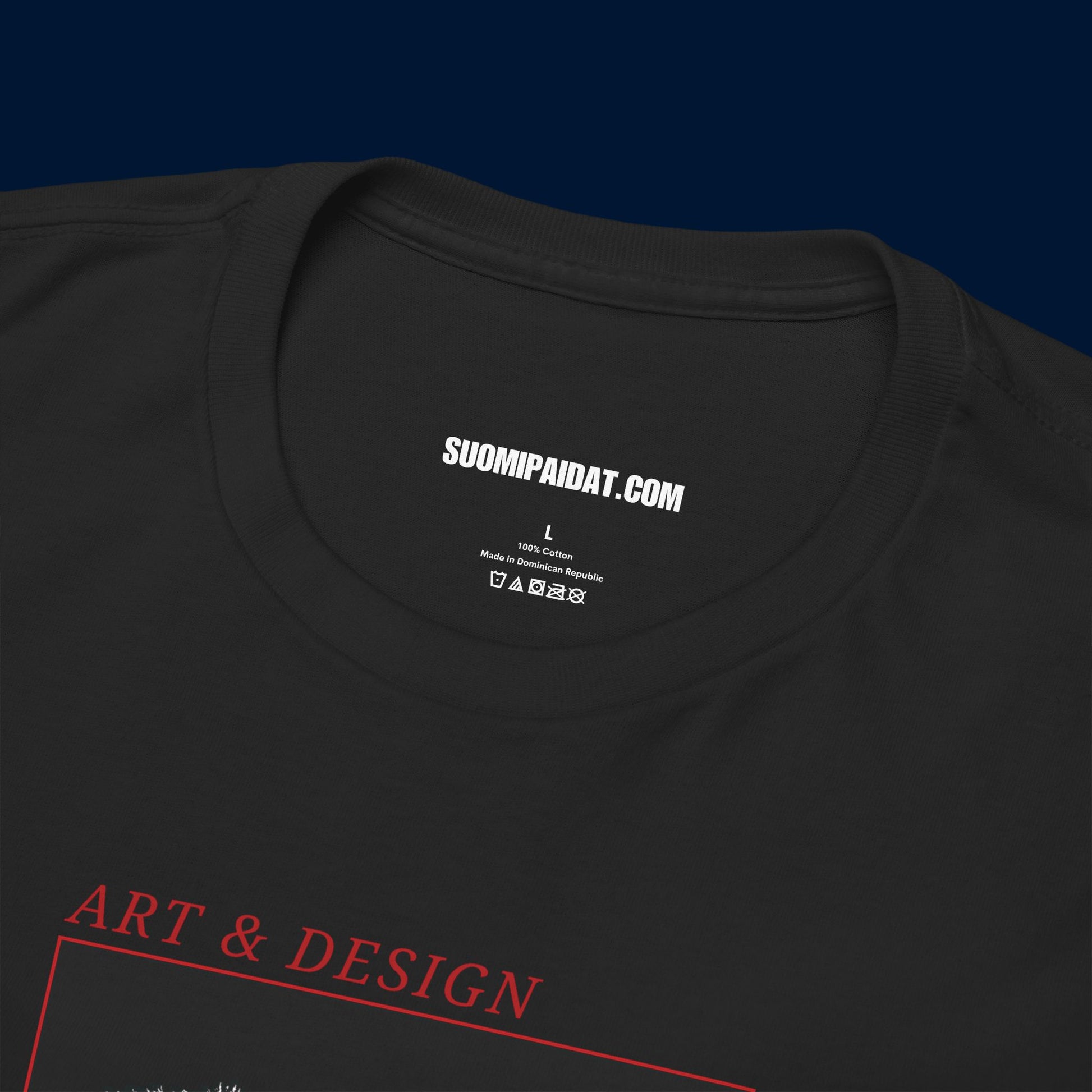 Suomipaidat.comin logolappu mustan Tonttupaja t-paidan kauluksen takaosassa, 100% puuvillaa.