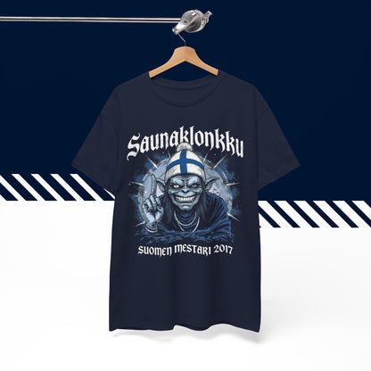 Tummansininen puuvillainen hauskat printtipaidat, Saunaklonkku t-paita henkarilla, unisex-malli.