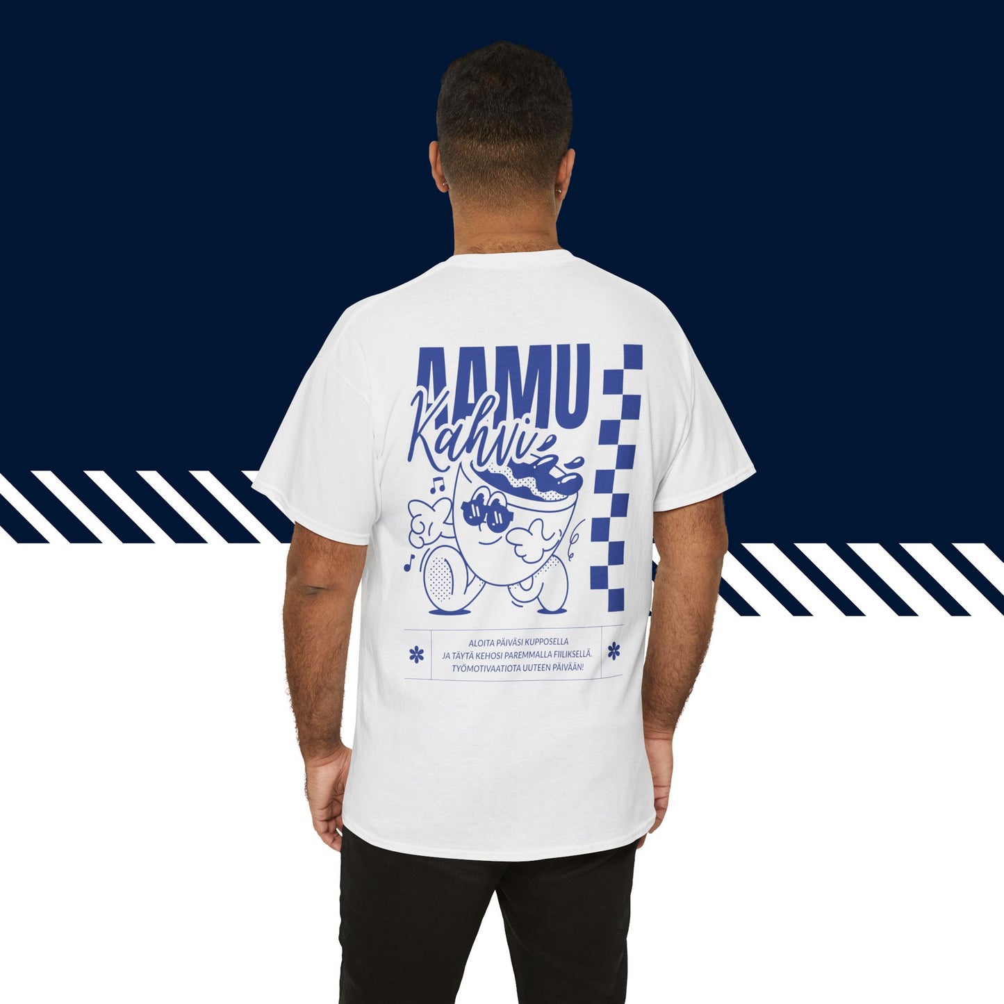 Malli valkoisessa hauskat t-paidat Aamukahvi -selkäpainatuksessa, unisex-malli, suomipaidat.com.