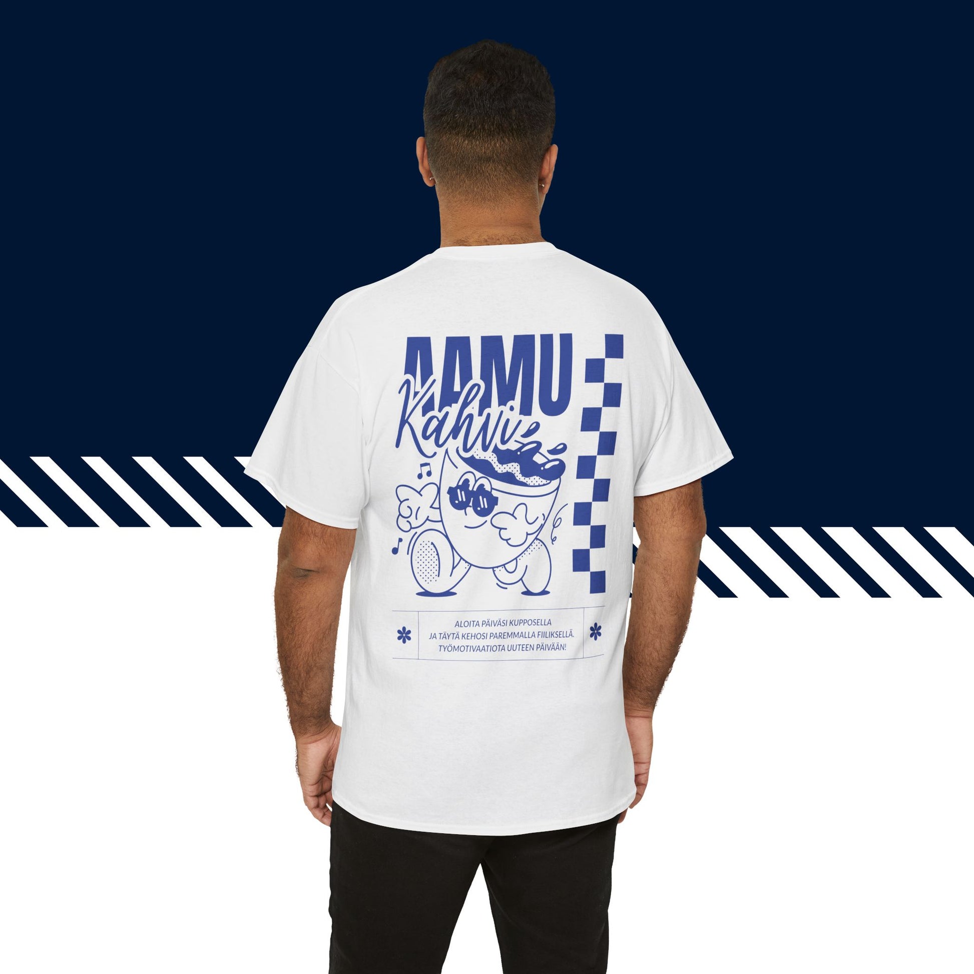 Malli valkoisessa hauskat t-paidat Aamukahvi -selkäpainatuksessa, unisex-malli, suomipaidat.com.
