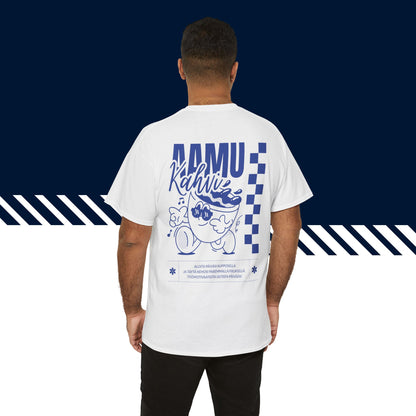Malli valkoisessa hauskat t-paidat Aamukahvi -selkäpainatuksessa, unisex-malli, suomipaidat.com.