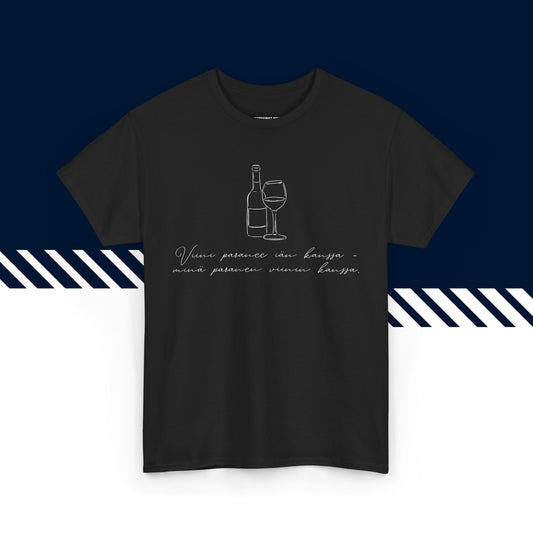 Musta puuvillainen t-paita, hauskat paidat, suomipaidat.comin Viini paranee -tekstipainatus, unisex-malli.