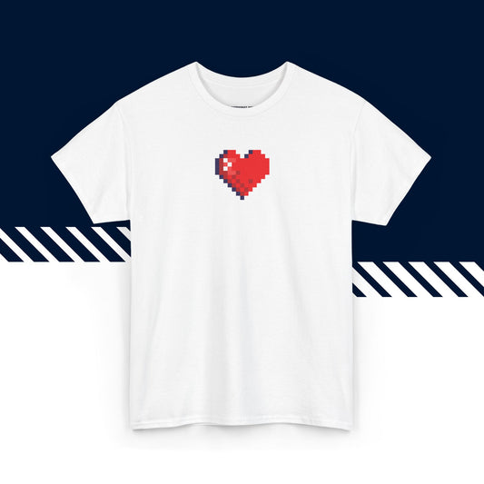 Valkoinen puuvillainen t-paita, hauskat paidat, suomipaidat.comin Pikselisydän-kuvio, unisex-malli.