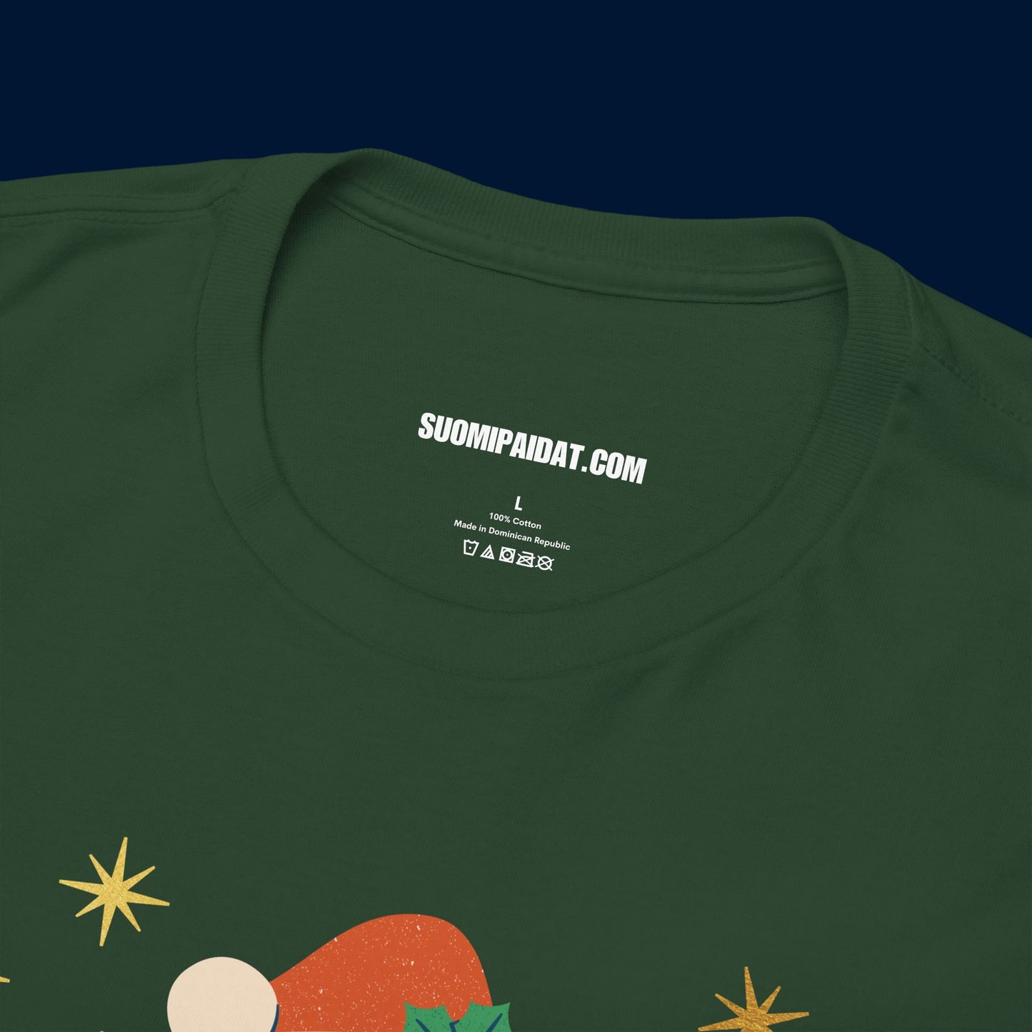 Suomipaidat.comin logolappu tummanvihreän Kilttejä lapsia t-paidan kauluksen takaosassa, 100% puuvillaa.