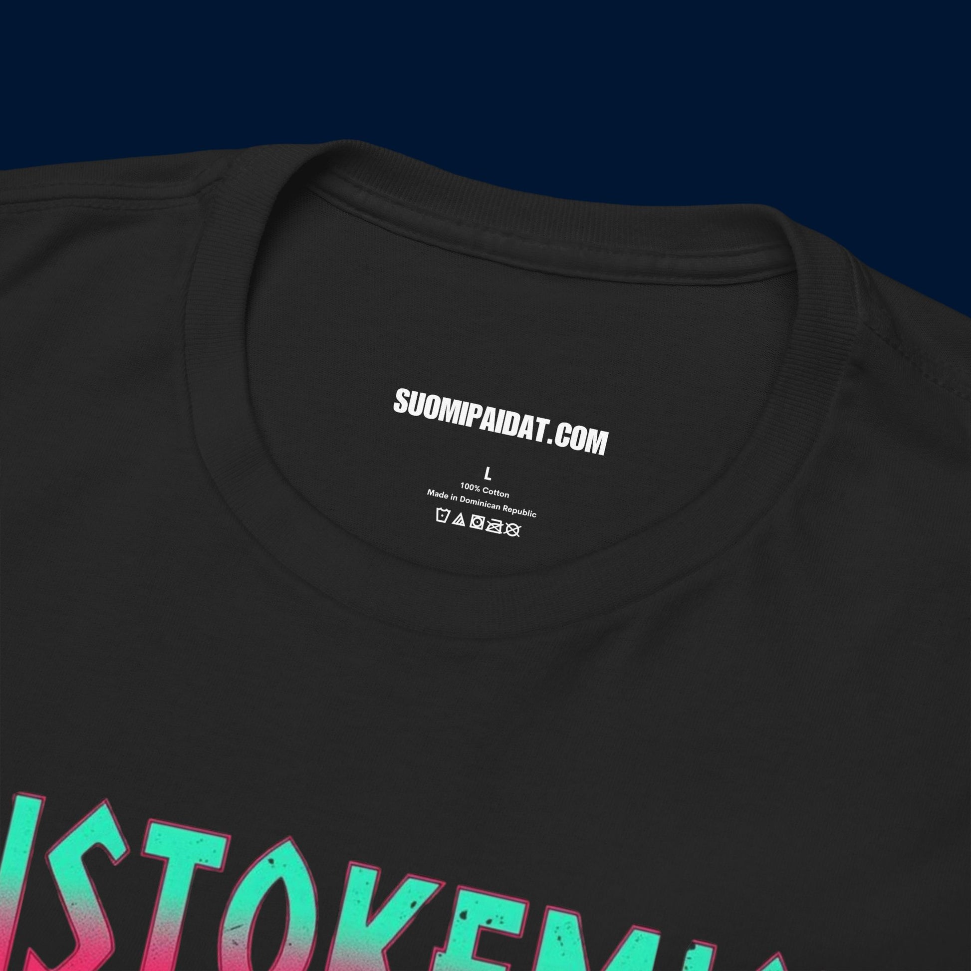 Suomipaidat.comin logolappu mustan Puistokemisti t-paidan sisäpuolella, 100% puuvillaa.