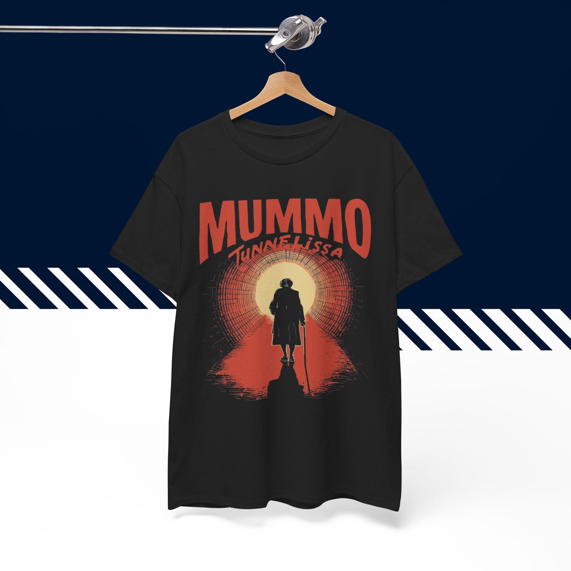 Musta puuvillainen suomi paita, Mummo-tunnelissa-tekstipainatus henkarilla, unisex-malli.