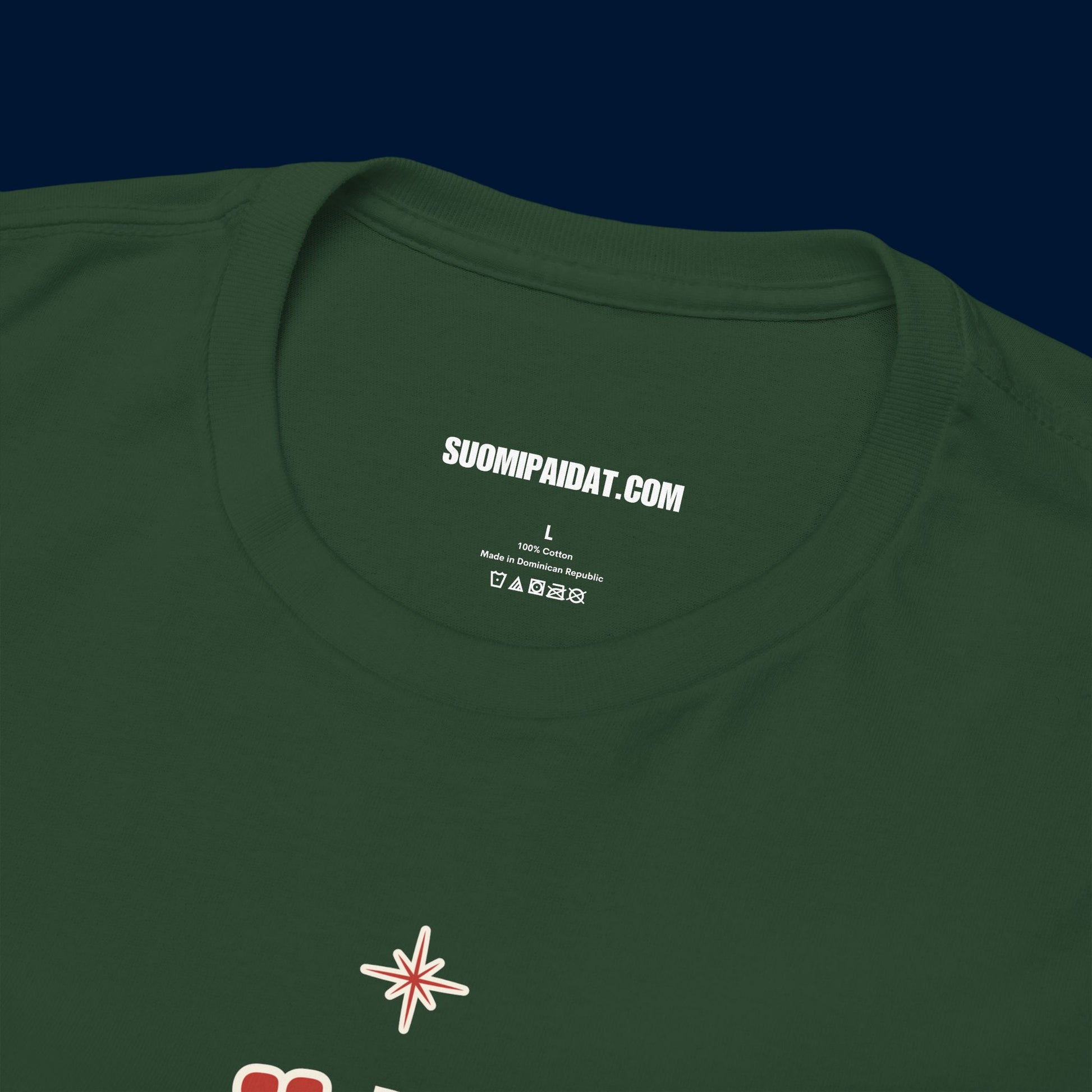 Suomipaidat.comin logolappu tummanvihreän Säkit pullollaan t-paidan kauluksen takaosassa, 100% puuvillaa.