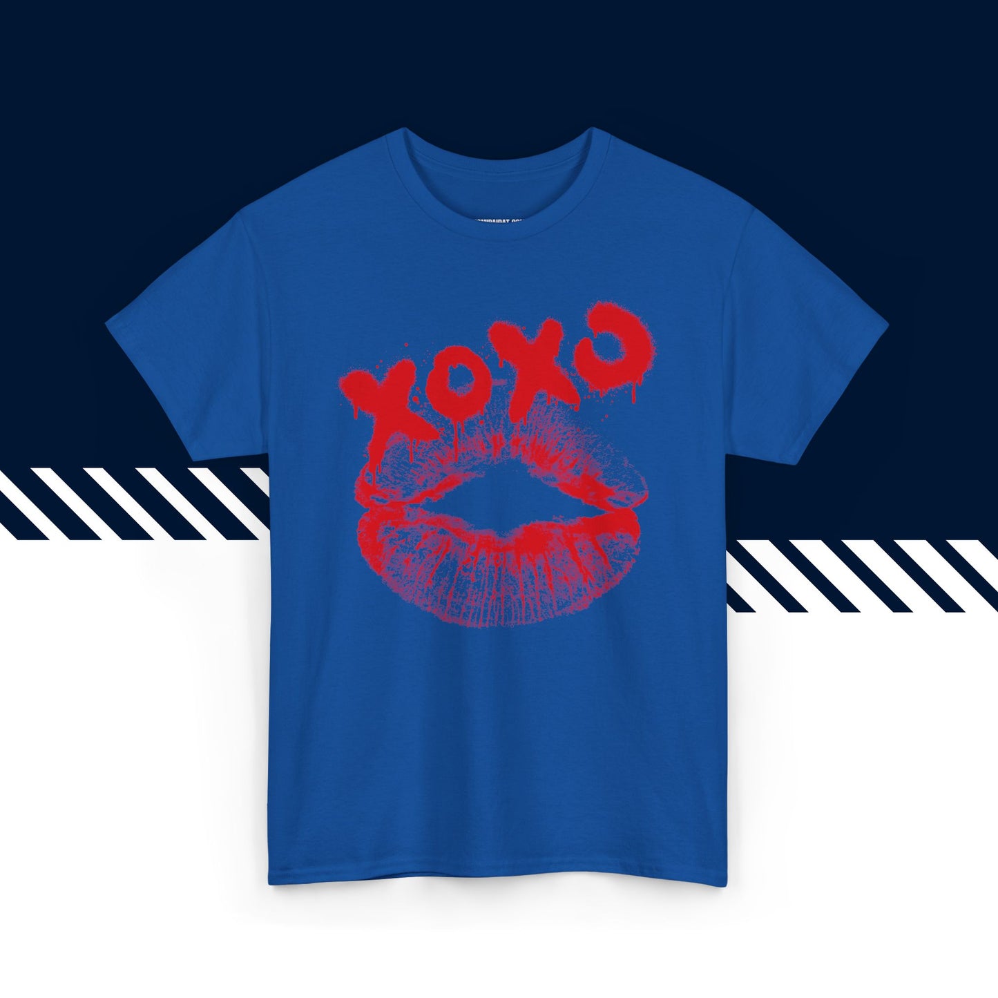 Sininen puuvillainen t-paita, hauskat teksti paidat, XOXO-teksti ja kuvio, unisex-malli.