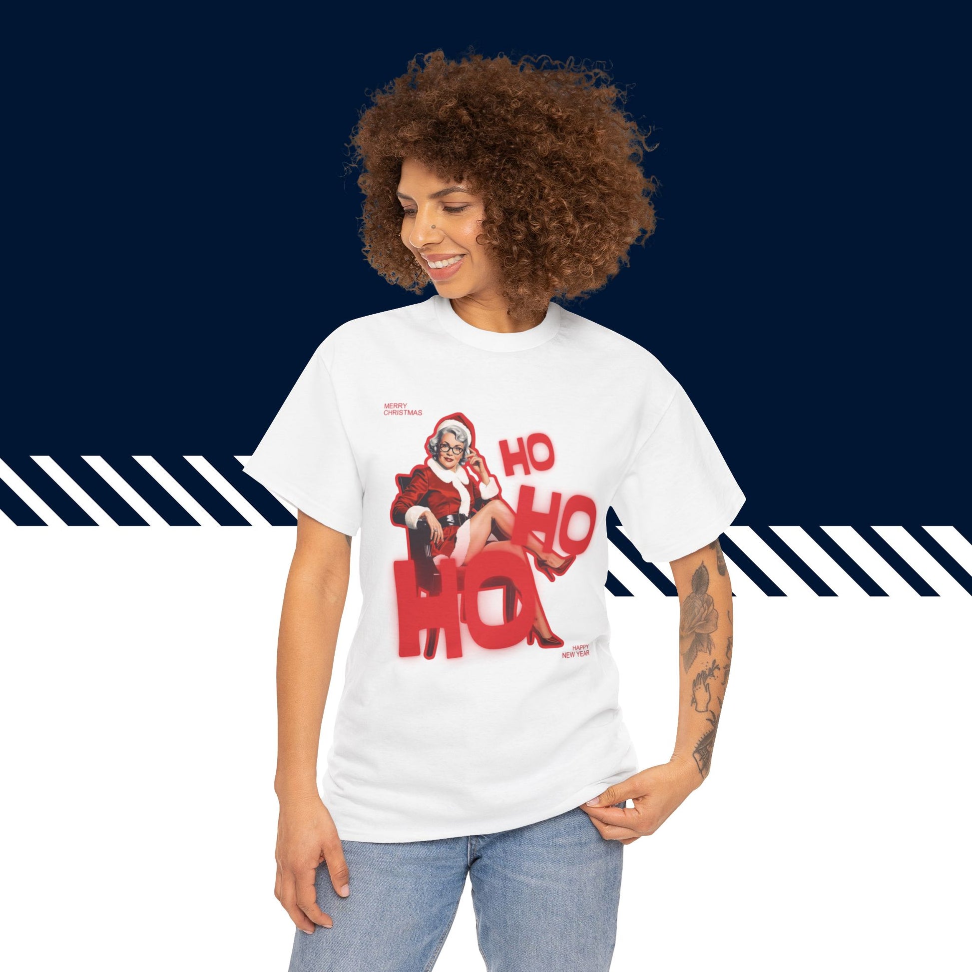 Malli valkoisessa hauskat t-paidat Ho Ho Ho -painatuksessa, unisex-malli, suomipaidat.com.