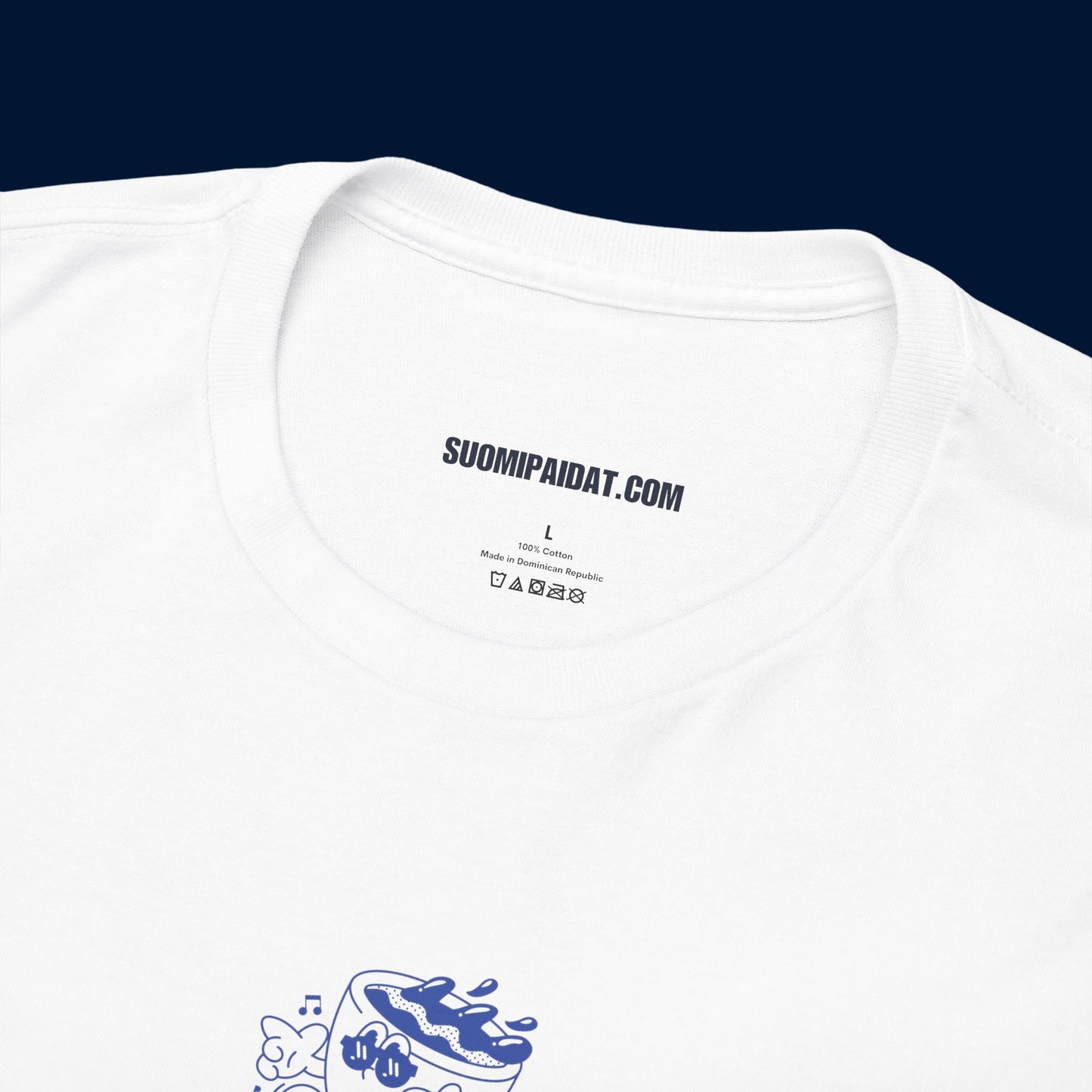 Suomipaidat.comin logolappu valkoisen Aamukahvi t-paidan kauluksen takaosassa, 100% puuvillaa.