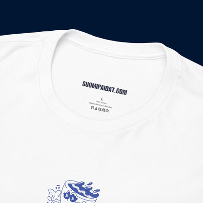 Suomipaidat.comin logolappu valkoisen Aamukahvi t-paidan kauluksen takaosassa, 100% puuvillaa.