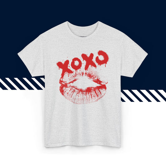 Harmaa hauska paita, XOXO-teksti ja kuvio, rento malli, suomi t-paidat.