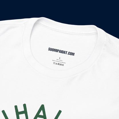 Suomipaidat.comin logolappu valkoisen Lumiukko pihalla t-paidan kauluksen takaosassa, 100% puuvillaa.