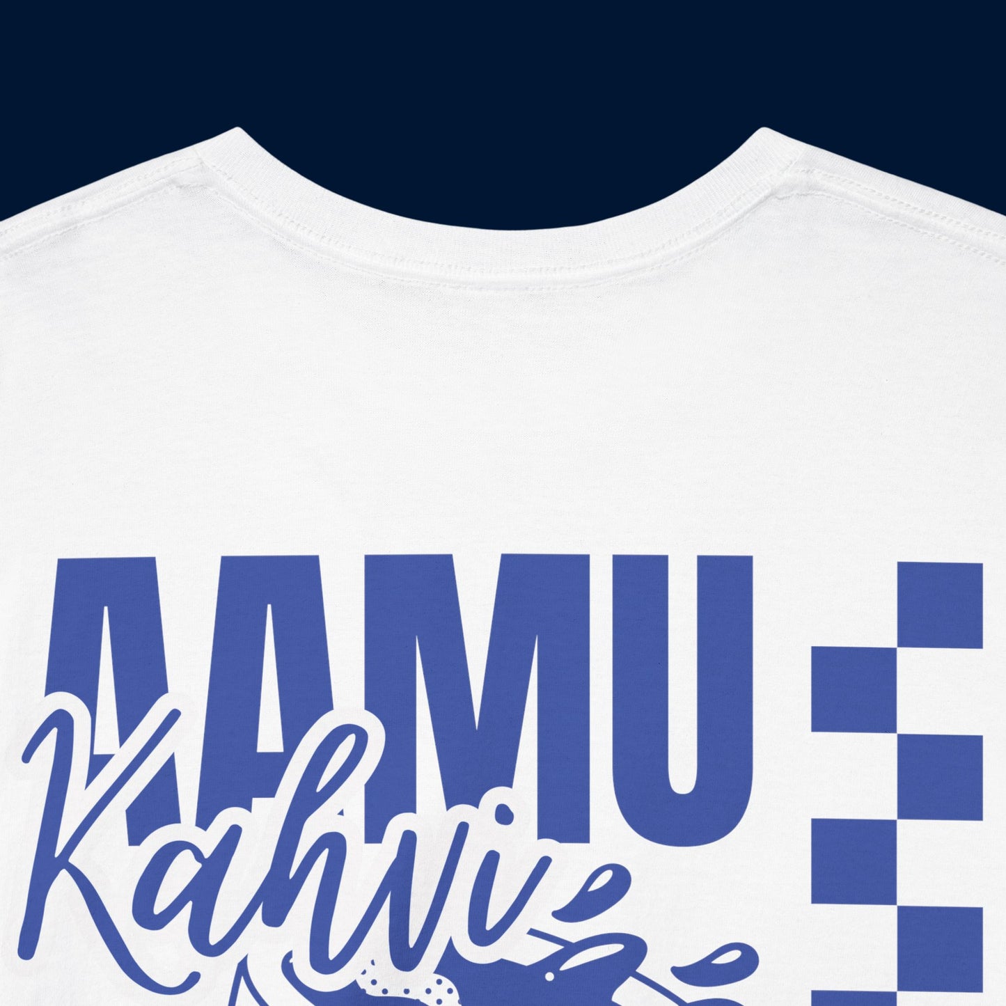 Valkoinen hauskat printtipaidat Aamukahvi -selkäpainatus lähikuva, unisex-malli.