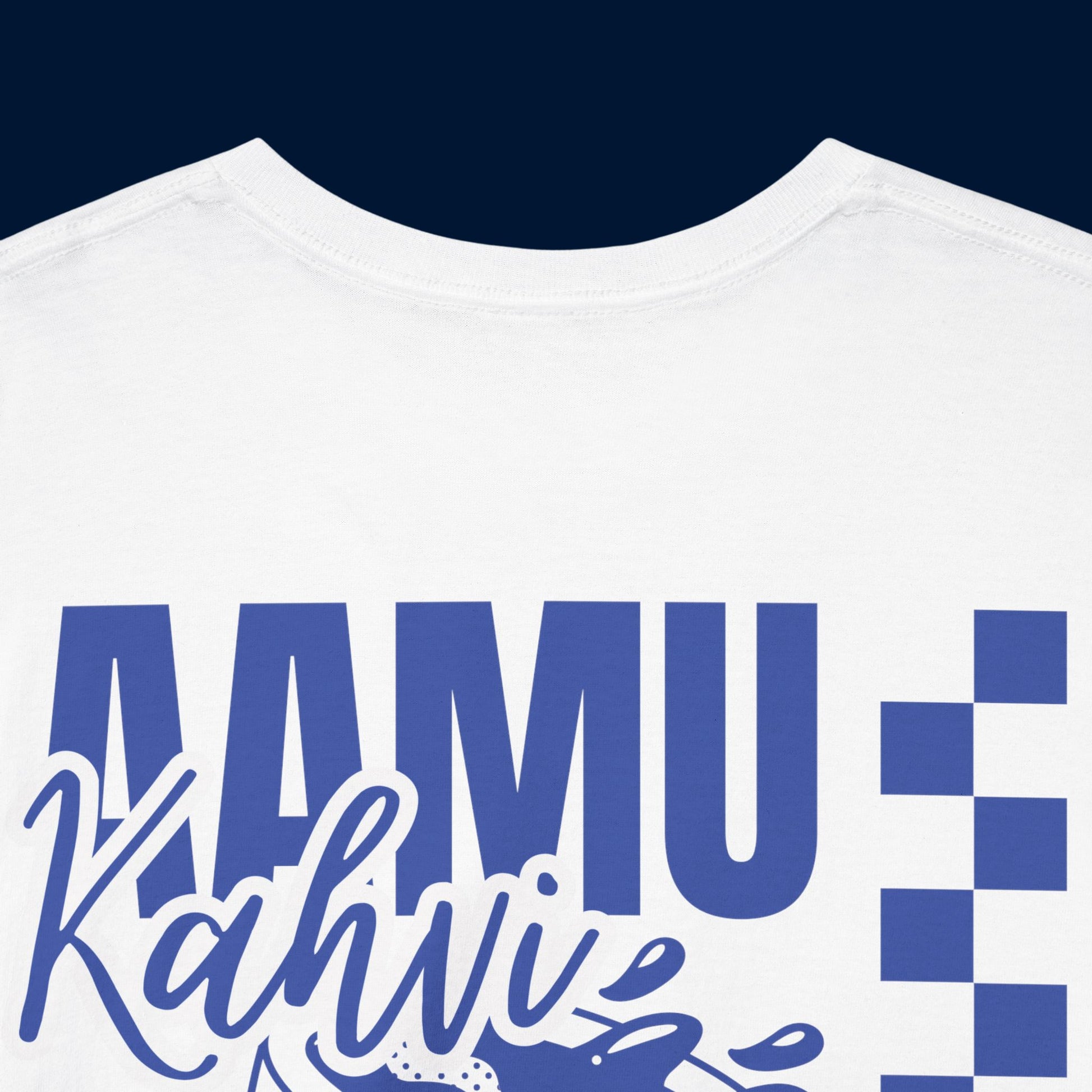 Valkoinen hauskat printtipaidat Aamukahvi -selkäpainatus lähikuva, unisex-malli.