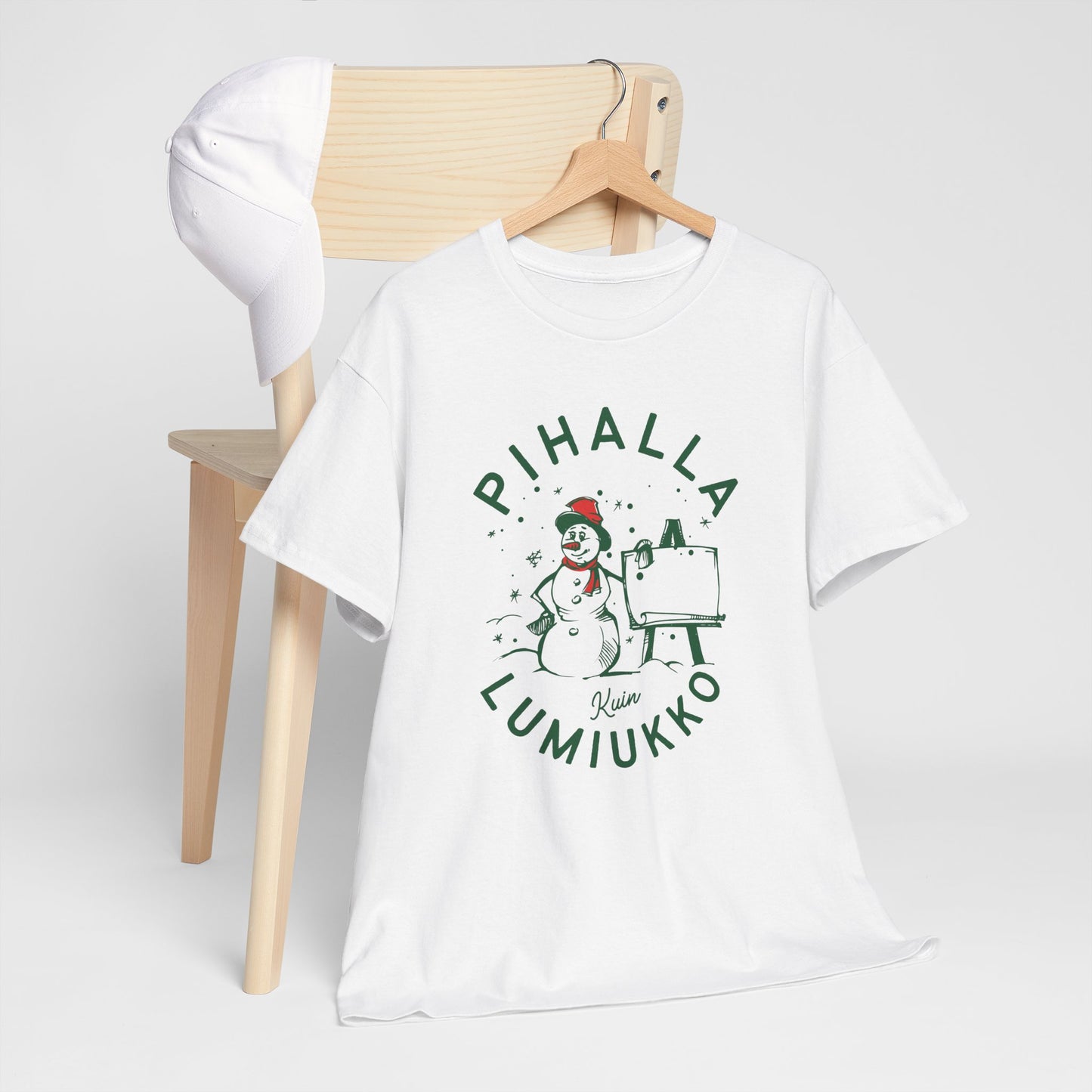 Valkoinen hauskat t-paidat Lumiukko pihalla t-paita etupuoli henkarilla, unisex-malli, suomipaidat.com.