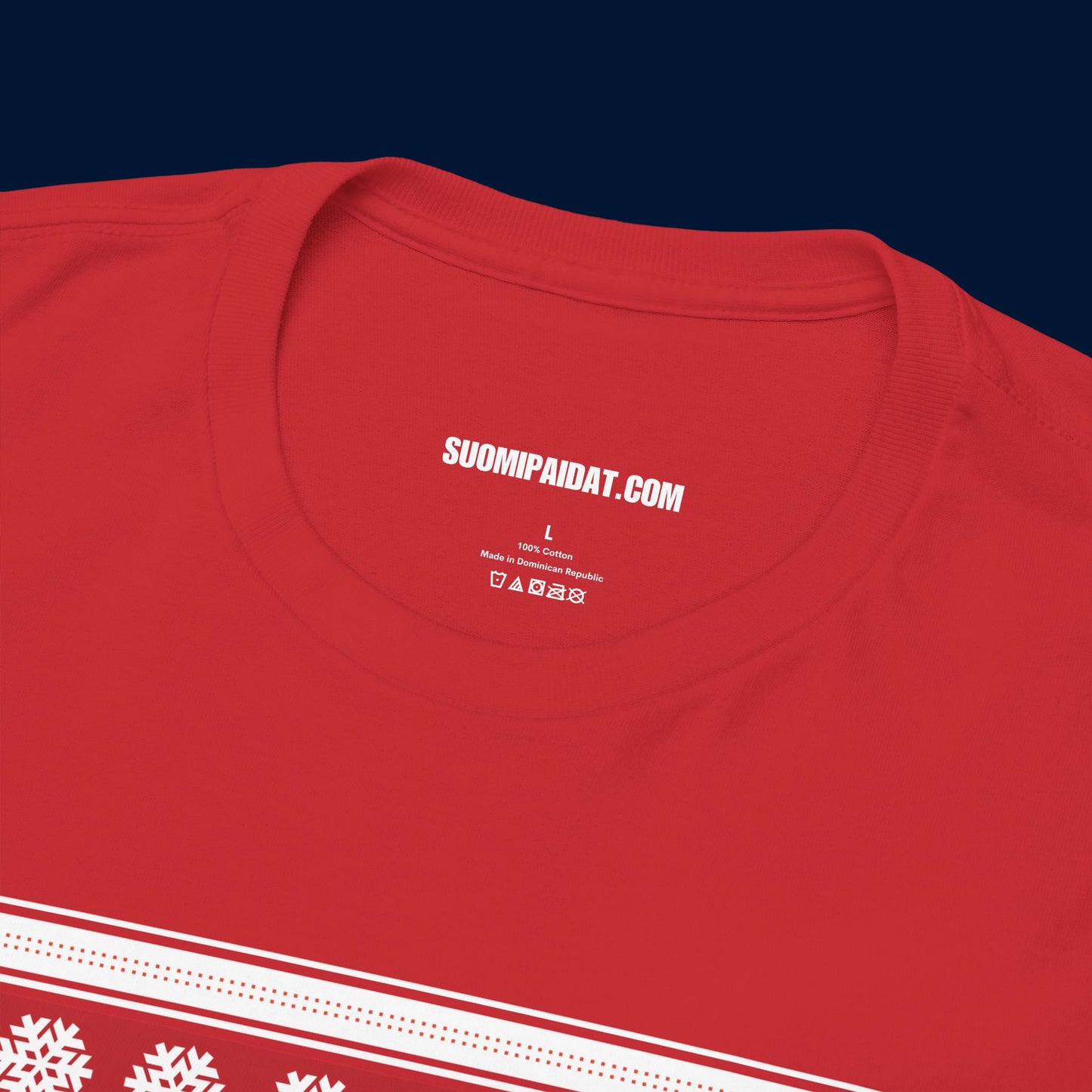 Suomipaidat.comin logolappu punaisen Jouluprintti t-paidan kauluksen takaosassa, 100% puuvillaa.