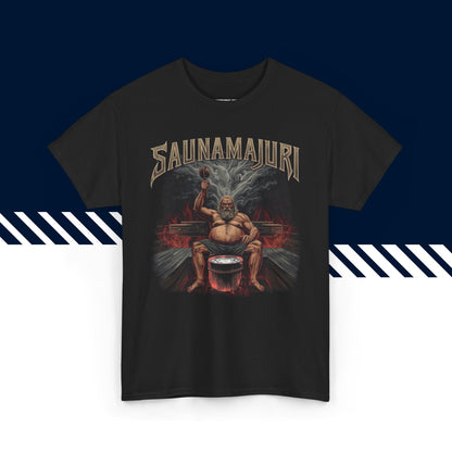 Musta puuvillainen t-paita, hauskat paidat, suomipaidat.comin Saunamajuri-tekstipainatus, unisex-malli.