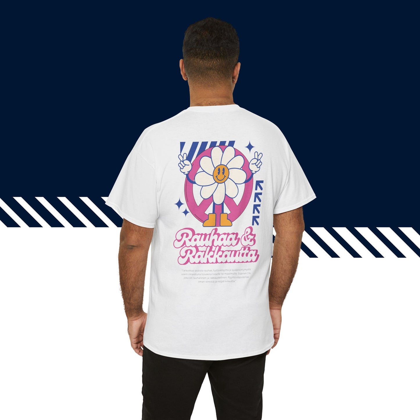 Malli pukeutuneena valkoiseen hauskat t-paidat Rauhaa ja Rakkautta -selkäpainatukseen, unisex-malli, suomipaidat.com.