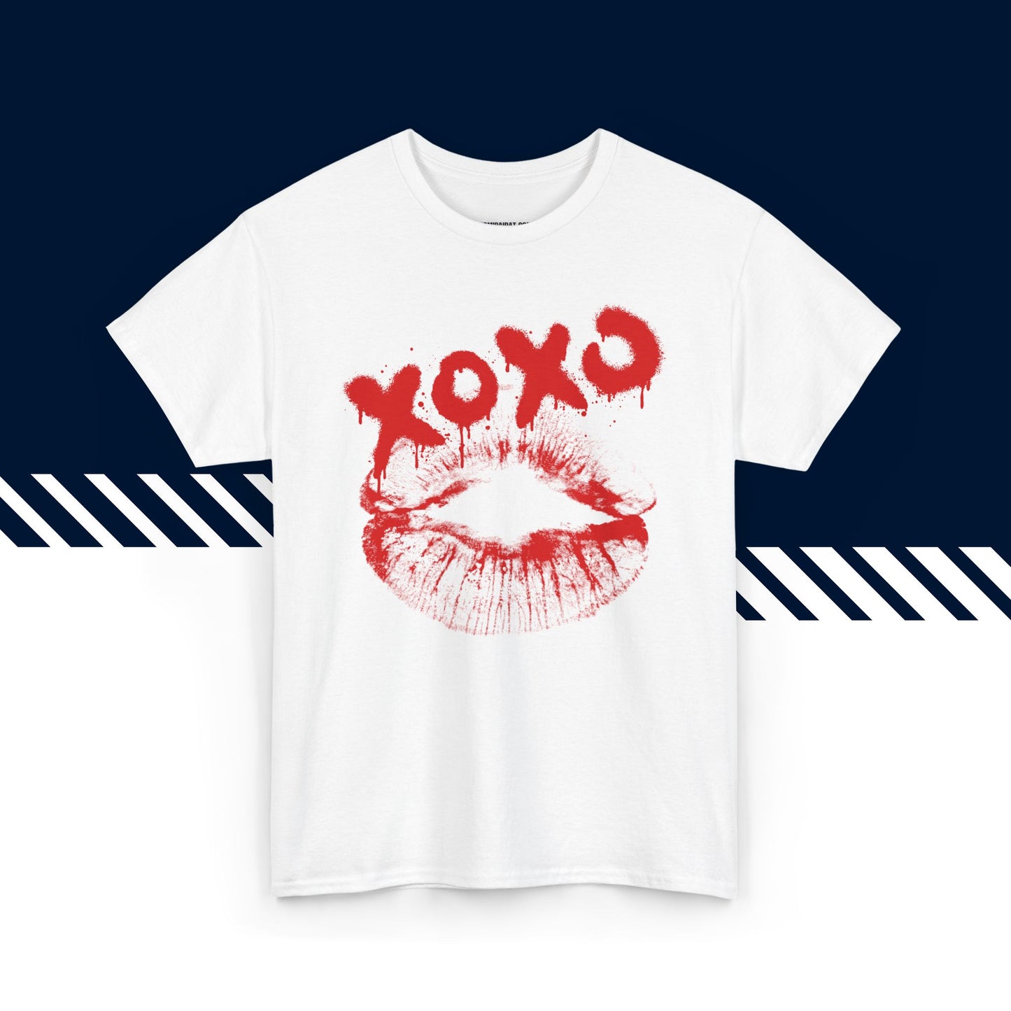 Valkoinen puuvillainen t-paita, hauskat paidat, suomipaidat.comin XOXO-teksti ja kuvio, unisex-malli.