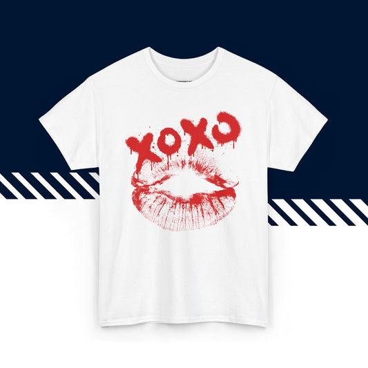 Valkoinen puuvillainen t-paita, hauskat paidat, suomipaidat.comin XOXO-teksti ja kuvio, unisex-malli.