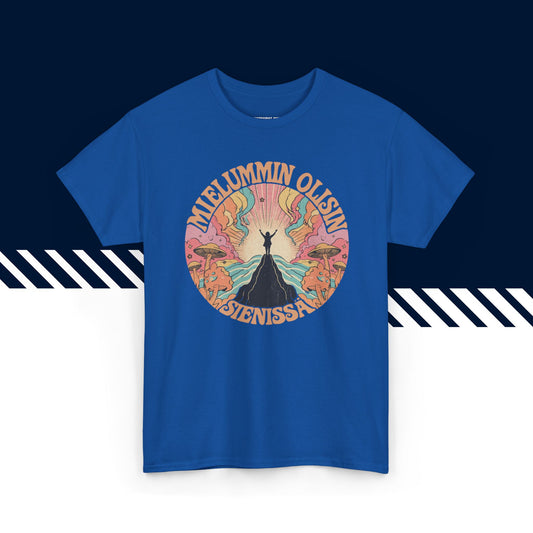 Sininen puuvillainen t-paita, hauskat paidat, suomipaidat.comin Mielummin olisin sienissä -teksti ja kuvio, unisex-malli.